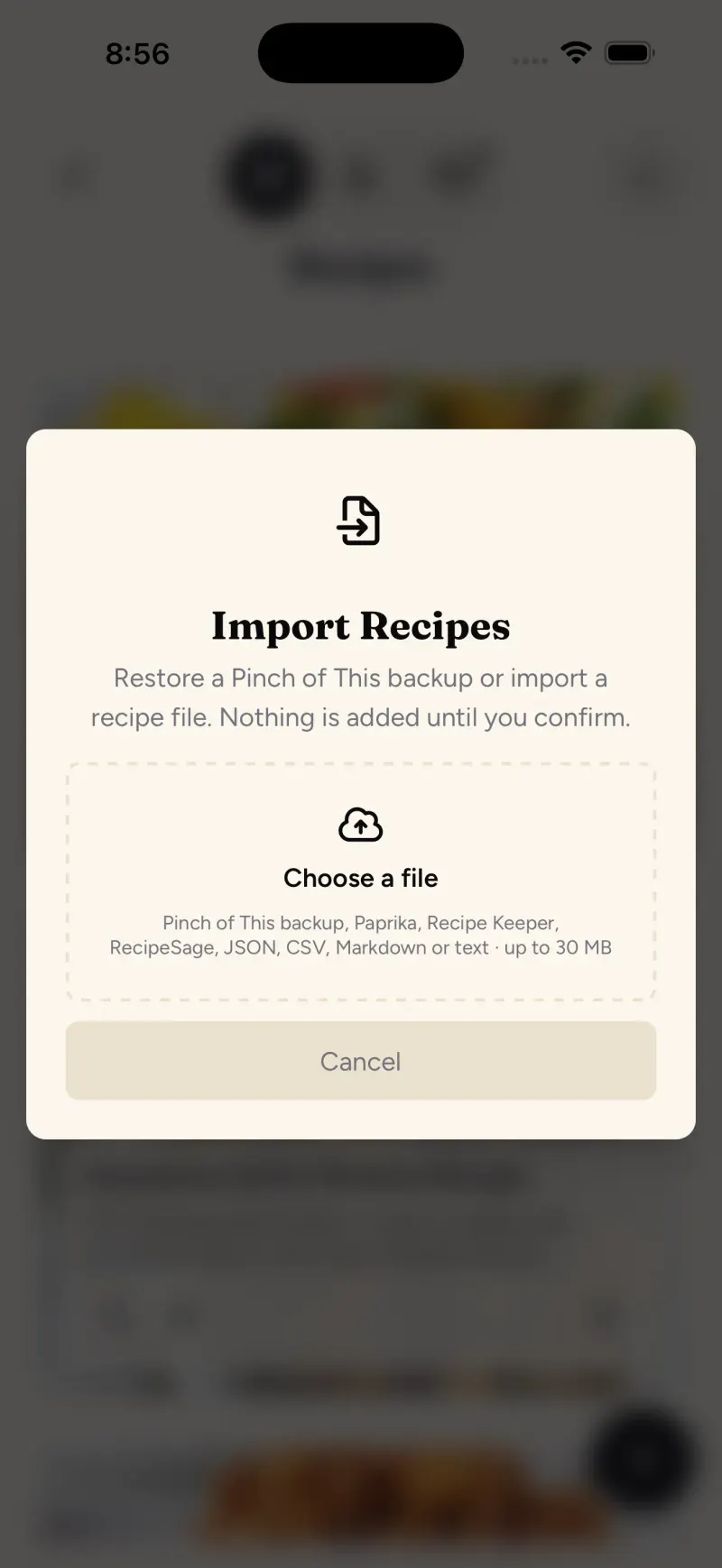 La hoja Importar recetas en la app Pinch of This: una zona para elegir un archivo que acepta un respaldo de Pinch of This, Paprika, Recipe Keeper, RecipeSage, JSON, CSV, Markdown o texto de hasta 30 MB, con la nota de que nada se agrega hasta que confirmes